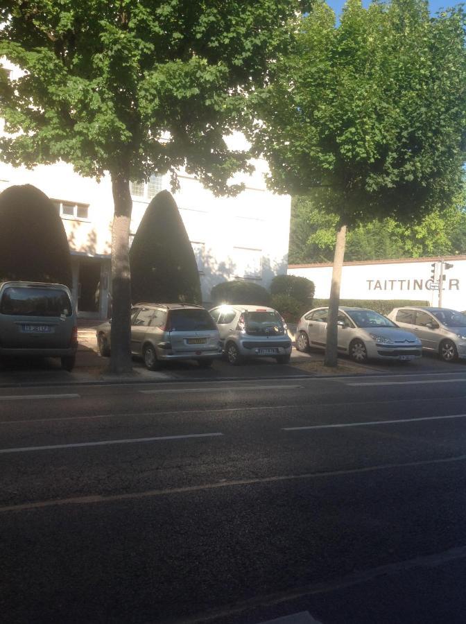 Cathedrale, Champagne Near, Park And Stores Close Reims Extérieur photo